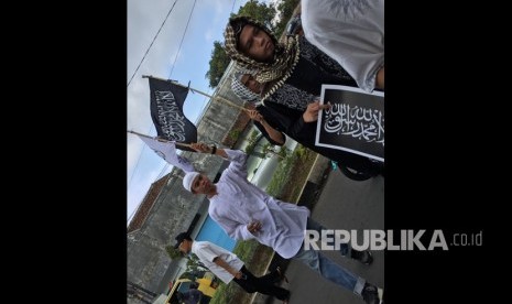 Umat Muslim di Tasikmalaya menggelar aksi bela tauhid. Aksi serupa dilakukan di Jakarta dari Masjid Istiqlal, Jumat (26/10). 