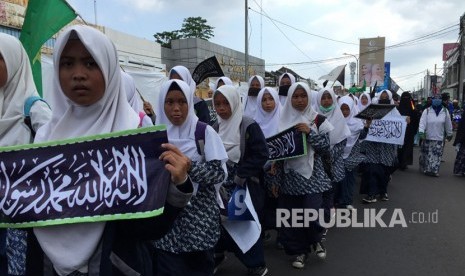 Umat muslim di Tasikmalaya menggelar aksi bertema Dakwah Kalimat Tauhid on the Sreet di depan Masjid Agung Kota Tasikmalaya, Jawa Barat, Rabu (24/10). Aksi ini sebagai bentuk protes atas insiden pembakaran bendera tauhid di Garut.