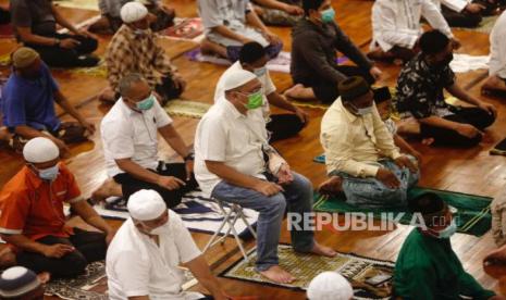 Umat Muslim Indonesia shalat selama sholat Tarawih pertama pada malam Ramadhan di sebuah masjid di Depok, Indonesia, 12 April 2021. 