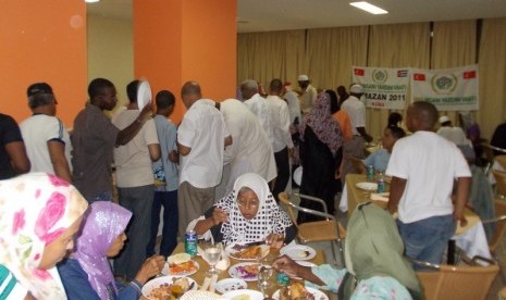 Umat Muslim Kuba saat melaksanakan buka puasa bersama.