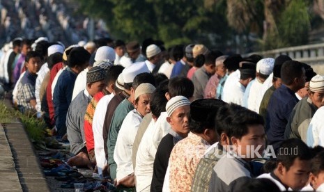 Umat muslim melaksanakan ibadah salat Idul Adha 