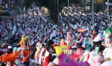 Umat muslim melaksanakan ibadah salat Idul Adha di Jalan Layang Klender, Jakarta Timur, Senin (12/9)