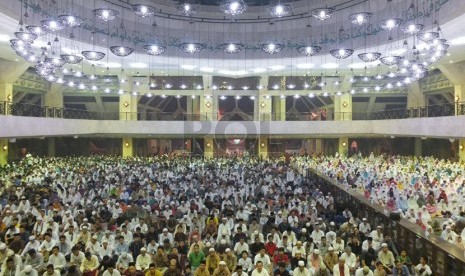  Umat muslim melaksanakan ibadah Salat Tarawih pertama  Ramadhan 1435 H di Masjid At-Tin, Jakarta, Sabtu (28/6).(Republika/Rakhmawaty La'lang)