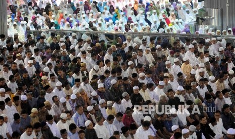 Umat Muslim melaksanakan Shalat Gerhana di Masjid Istiqlal Jakarta, Rabu (9/3). (Republika/Agung Supriyanto)