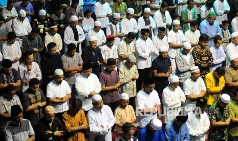 Umat Muslim melaksanakan Shalat Gerhana di Masjid Istiqlal Jakarta, Rabu (9/3).