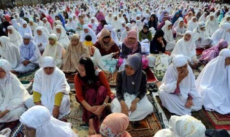 Umat muslim melaksanakan shalat Idul Adha.