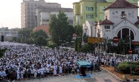 Umat muslim melaksanakan shalat Idul Adha.