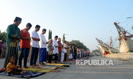   Umat Muslim melaksanakan shalat Idul Fitri 1437 Hijriah di halaman Pelabuhan Sunda Kelapa, Jakarta Utara, Rabu (6/7). (Republika/Yasin Habibi)