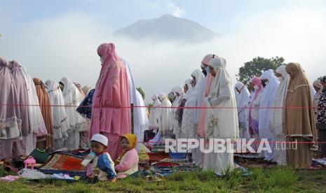 Umat muslim melaksanakan shalat Idul Fitri (ilustrasi)