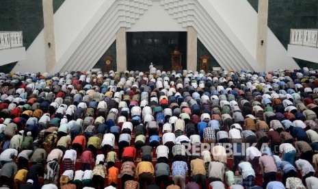 Umat muslim melaksanakan Shalat Jumat berjamaah di Masjid Raya KH. Hasyim Asy'ari, Jakarta, Jumat (2/6).