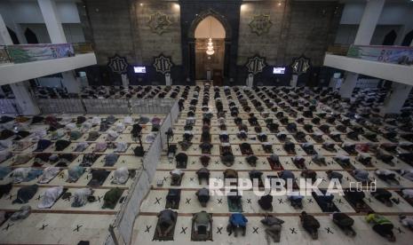 Sekjen DMI Yakin Masjid Gelar Sholat Tarawih dengan Prokes . Foto: Umat muslim melaksanakan shalat tarawih pertama bulan Ramadhan 1442 Hijriah di Masjid Raya Darussalam, Palangkaraya, Kalimantan Tengah, Senin (12/4/2021). Pemerintah daerah setempat mengizinkan pelaksanaan shalat tarawih secara berjamaah dengan menerapkan protokol kesehatan COVID-19 yang ketat dan membatasi kapasitas masjid sebanyak 50 persen. 