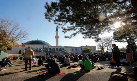 Bela Muslim, Gereja Austria Kritik Peta Islam Pemerintah. Umat Muslim melaksanakan sholat di masjid di Wina, Austria.