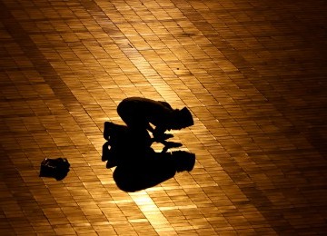 Umat muslim melaksanakan sholat di Masjid Istiqlal, Jakarta, Jumat (5/8), malam.