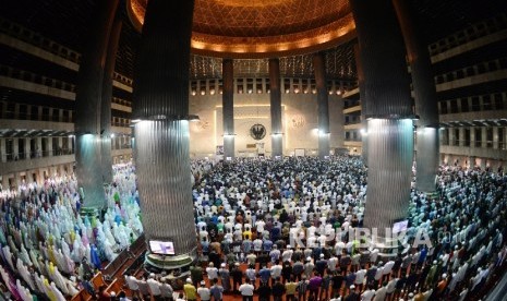 Umat muslim melaksanakan sholat tarawih. (ilustrasi).