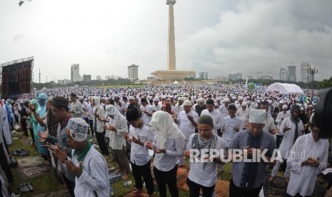 Umat muslim melaksanakan solat jumat saat mengikuti aksi damai di kawasan Monas, Jakarta, Jumat (2/12).