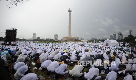 Umat muslim melaksanakan solat jumat saat mengikuti aksi damai di kawasan Monas, Jakarta, Jumat (2/12).