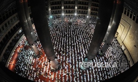   Umat muslim melaksanakan solat subuh di masjid Istiqlal, Jakarta, Jumat (2/12). 