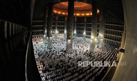 Umat muslim melaksanakan solat subuh di masjid Istiqlal, Jakarta, Jumat (2/12).