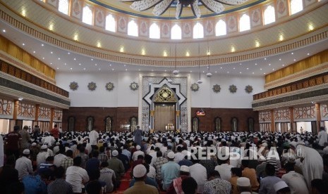 Umat muslim melaksanakanSholat Jumat di Masjid komplek Islamic Center Mataram, Lombok, NTB. Jumat (27/1) 