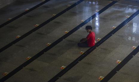 Umat Muslim melaksankan shalat saat hari pertama puasa Ramadhan 1442 Hijriah di Masjid Raya Bogor, Kota Bogor.