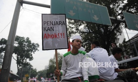  Umat muslim melakukan aksi demonstrasi didepan istana negara, Jakarta, Jumat (4/11).