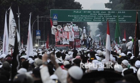 Umat muslim melakukan aksi demonstrasi didepan istana negara, Jakarta, Jumat (4/11). 