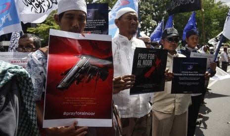 Umat muslim melakukan aksi solidaritas dan doa bersama terhadap korban penembakan Selandia Baru di kawasan Bundaran Gladak Solo, Jawa Tengah, Sabtu (16/3/2019). 