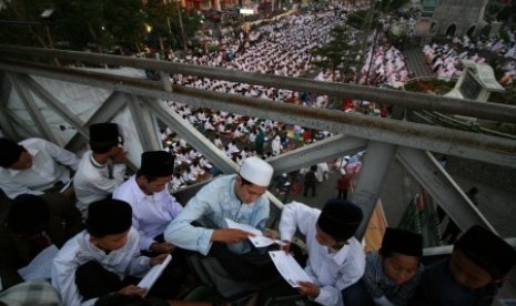 Umat muslim melakukan doa. Ketua Pengurus Besar Nahdlatul Ulama (PBNU) KH Marsudi Syuhud berharap umat mampu memanfaatkan Muharram agar Indonesia bisa terlepas dari krisis kesehatan dan ekonomi akibat pandemi dengan menghaturkan doa dan mengerjakan amalan-amalan shaleh di Muharram.