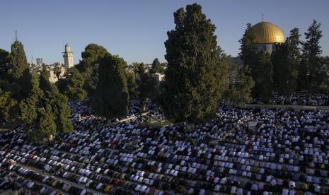  Umat Muslim melakukan shalat Idul Adha di samping tempat suci Kubah Batu di kompleks Masjid Al Aqsa di Kota Tua Yerusalem, Sabtu, 9 Juli 2022. 