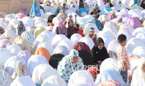 Teks dan Naskah Khutbah Idul Fitri tentang Suci dari Dosa. Foto ilustrasi:  Umat Muslim melakukan shalat Idul Fitri di Masjid Agung Jawa Tengah, Semarang. ilustrasi (Republika/Wihdan)