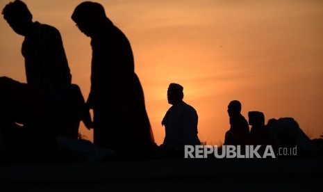   Umat Muslim melakukan shalat Idul Fitri 1437 H 