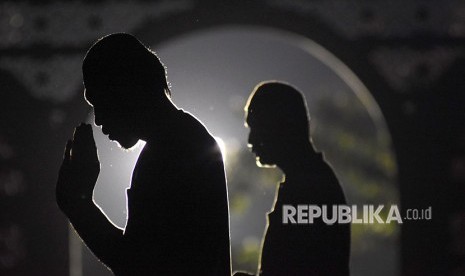 Umat muslim melakukan shalat di Masjid Nasional Al-Akbar Surabaya, Jawa Timur (ilustrasi)