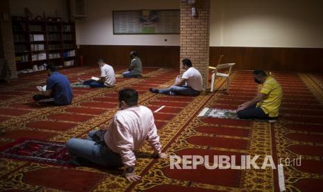 Umat Muslim melakukan shalat Tarawih, dengan menjaga jarak sosial di masjid Pusat Budaya Pendidikan Yunani-Arab di Athena, ketika masjid-masjid dibuka kembali di Yunani setelah ditutup dua bulan sebagai tindakan pencegahan terhadap pandemi virus korona (Covid-19) pada 19 Mei 2020.