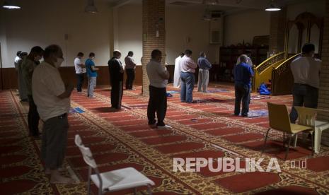 Umat Muslim melakukan shalat Tarawih, dengan menjaga jarak sosial di masjid Pusat Budaya Pendidikan Yunani-Arab di Athena, ketika masjid-masjid dibuka kembali di Yunani setelah ditutup dua bulan sebagai tindakan pencegahan terhadap pandemi virus korona (Covid-19) pada 19 Mei 2020.