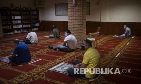 Umat Muslim melakukan shalat Tarawih, dengan menjaga jarak sosial di masjid Pusat Budaya Pendidikan Yunani-Arab di Athena, ketika masjid-masjid dibuka kembali di Yunani setelah ditutup dua bulan sebagai tindakan pencegahan terhadap pandemi virus korona (Covid-19) pada 19 Mei 2020.