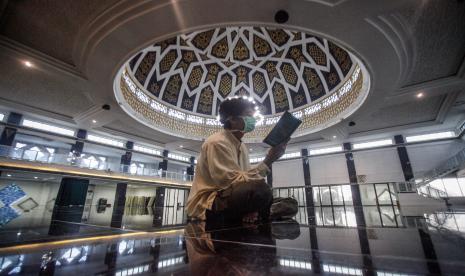 Umat muslim melakukan tadarus Al Quran di Masjid Baitul Faizin, Cibinong, Bogor, Jawa Barat.