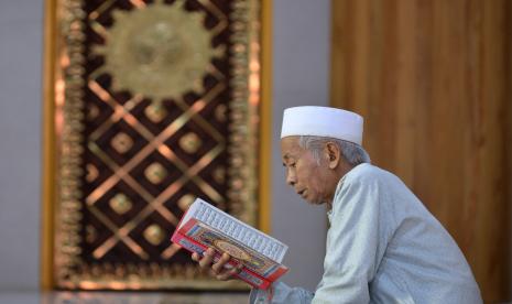 Umat Muslim melakukan tadarus saat hari pertama puasa bulan Ramadhan 1443 H di Masjid Raya Baiturrahmah, Denpasar, Bali.