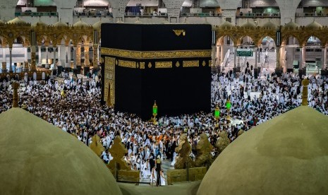 Umat Muslim melakukan Tawaf keliling Kabah sebagai bagian dari pelaksanaan ibadah Umroh di Masjid al-Haram, Makkah Al Mukarramah, Arab Saudi, Jumat (3/5/2019). 