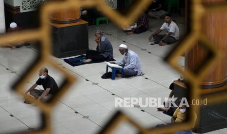 Kota Bekasi Keluarkan Aturan Ibadah Terbaru. Umat Muslim membaca Alquran di Masjid Agung Al-Barkah, Bekasi, Jawa Barat, Rabu (14/4/2021). Dewan Kemakmuran Masjid (DKM) Al-Barkah meniadakan program one night one juz (satu malam satu juz) Al-Quran dalam pelaksanaan salat tarawih Ramadan 1442 Hijriah tahun 2021 menyesuaikan surat edaran Wali Kota Bekasi terkait pedoman ibadah berjamaah di tengah situasi pandemi COVID-19.