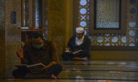 Umat Muslim membaca Al-Quran saat hari pertama puasa Ramadhan 1442 Hijriah di Masjid Raya Bogor, Kota Bogor, Jawa Barat.