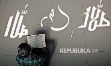 Umat muslim membaca Alquran di Masjid Zaenab Lat Jinta, Kendari, Sulawesi Tenggara, Kamis (1/6). Umat muslim meningkatkan ibadah pada bulan suci Ramadan 1438 H dengan membaca Alquran (tadarus), salat berjamaah, berdoa dan dzikir di masjid.