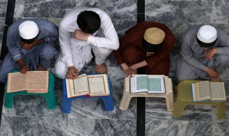 Rambu Membaca Alquran di Tempat Umum. Umat muslim membaca Alquran di sebuah Masjid di Peshawar, Pakistan, Senin (4/5). Provinsi Khyber Pakhtunkhwa, Pakistan menetapkan masa lockdown akibat pandemi COVID-19 ditengah bulan suci Ramdan namun tidak berdampak pada aktivitas beribadah seperti membaca Alquran untuk mendapatkan pahala.  