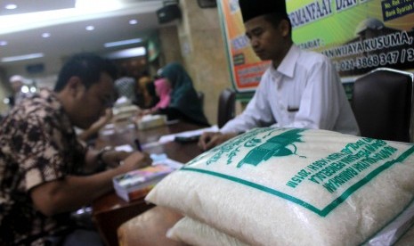 Umat muslim membayar zakat di Masjid Istiqlal, Jakarta, Jumat (10/7).