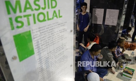 Umat muslim menanti berbuka puasa pada hari pertama bulan suci Ramadan di Masjid Istiqlal, Jakarta, Sabtu (27/5).