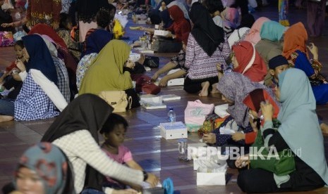 Umat muslim menanti berbuka puasa pada hari pertama bulan suci Ramadan di Masjid Istiqlal, Jakarta, Sabtu (27/5).