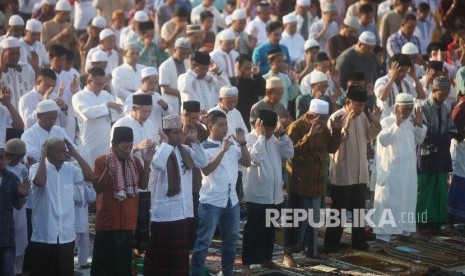 Umat Muslim mendengarkan ceramah usai melaksanakan sholat Idul Adha 1437 H di jalan Matraman Raya, Jakarta, Senin (12/9)