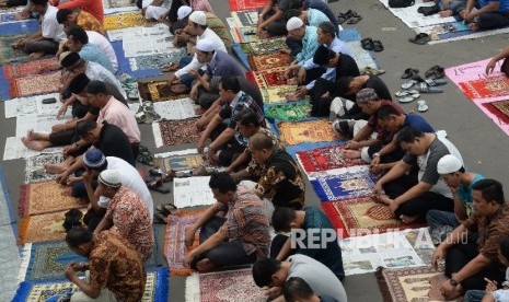 Materi Khutbah Jumat Jangan Berdasar Kecurigaan Radikalisme. Umat muslim mendengarkan khutbah jumat sebelum melaksanakan salat Jumat pertama pada bulan Ramadan 1438 H di Masjid Cut Meutia, Jakarta, Jumat (2/6). 