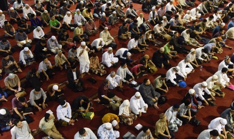 Umat muslim mendengarkan tausiyah ketika beriktikaf di Masjid Istiqlal, Jakarta, Kamis (30/5/2019) dini hari.