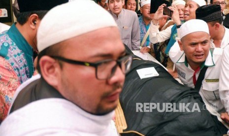 Umat muslim mengangkat jenazah KH Maimun Zubair (Mbah Moen) seusai dimandikan di Masjid Muhajirin Khalidiyah, Mekkah, Selasa (6/8/2019). 