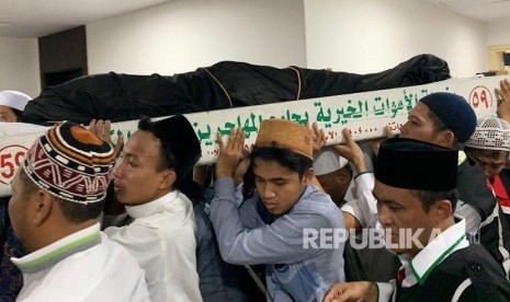 Umat muslim mengangkat jenazah KH Maimun Zubair (Mbah Moen) seusai dimandikan di Masjid Muhajirin Khalidiyah, Mekkah, Selasa (6/8/2019). 